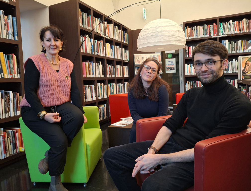 Autour de Matthieu Fantoni, Karima et Sarah, l'équipe d'accueil de la bibliothèqu Jean Claparède