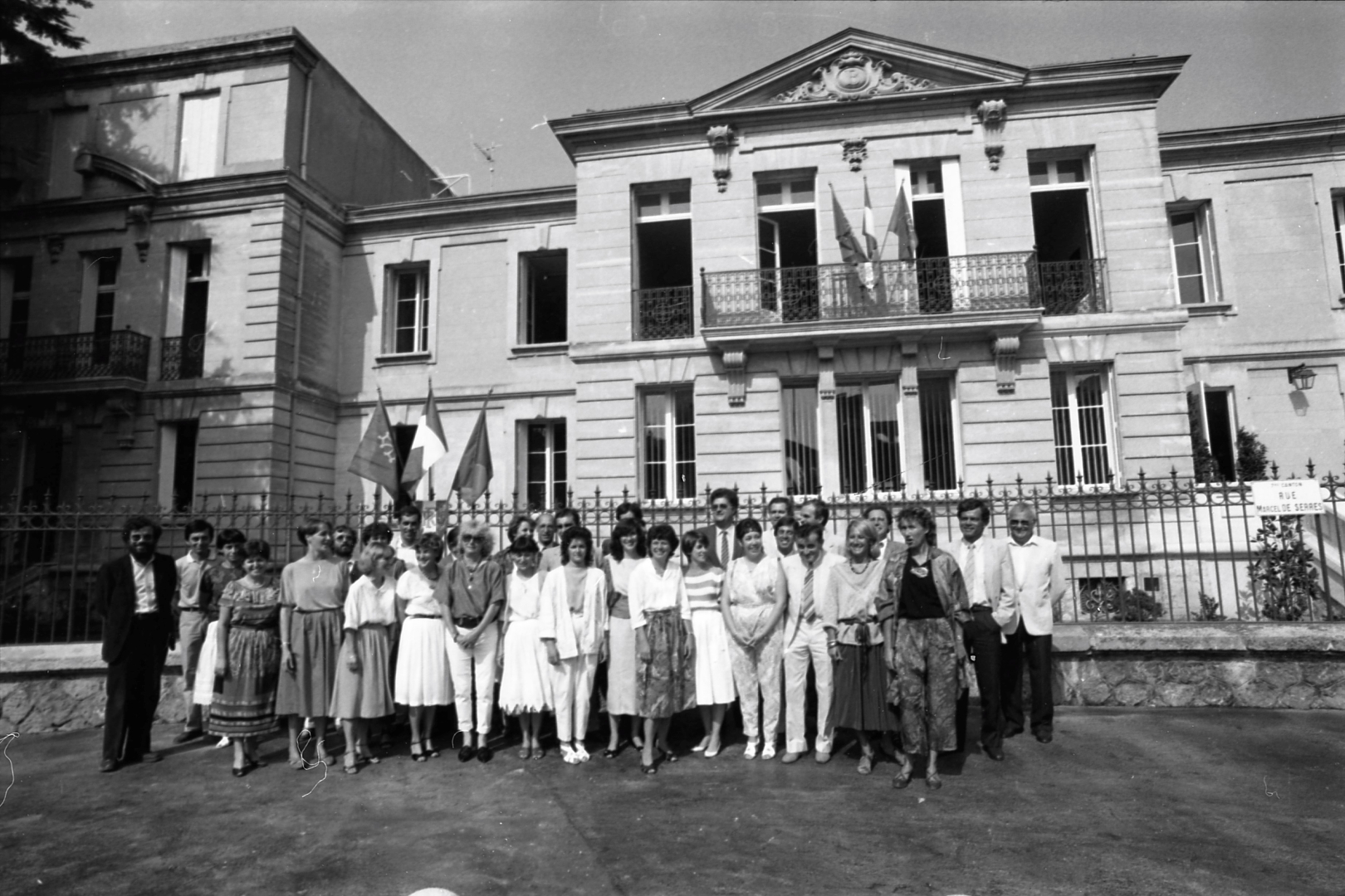 Les agents et les élus devant les premiers locaux en propre du District, rue Marcel de Serres, en 1985