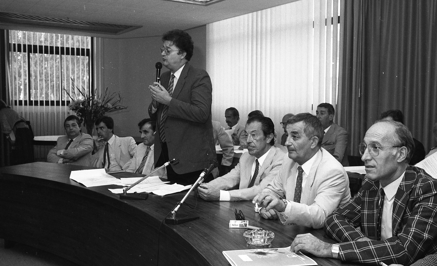 Septembre 1985 : Georges Frêche préside la séance du conseil du District de Montpellier après l'inauguration des locaux