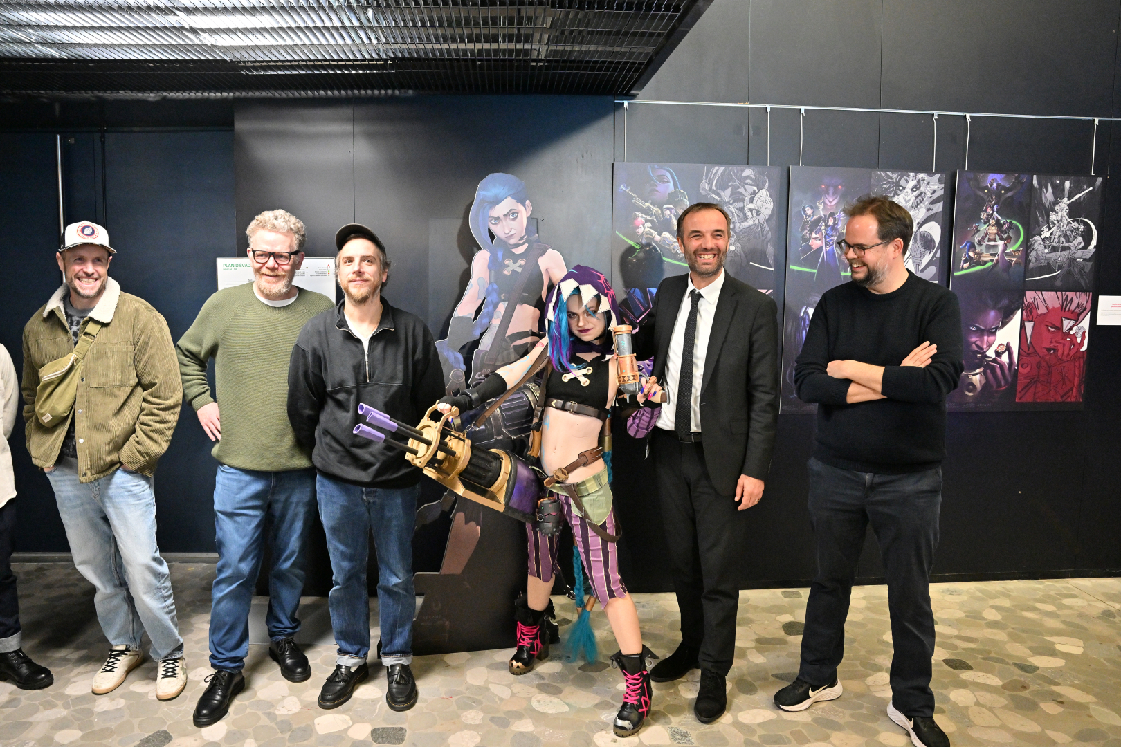 Michaël Delafosse et l'équipe de Fortiche autour d'Eden, cosplay de Jinx (https://www.instagram.com/cupid_cos/tagged)