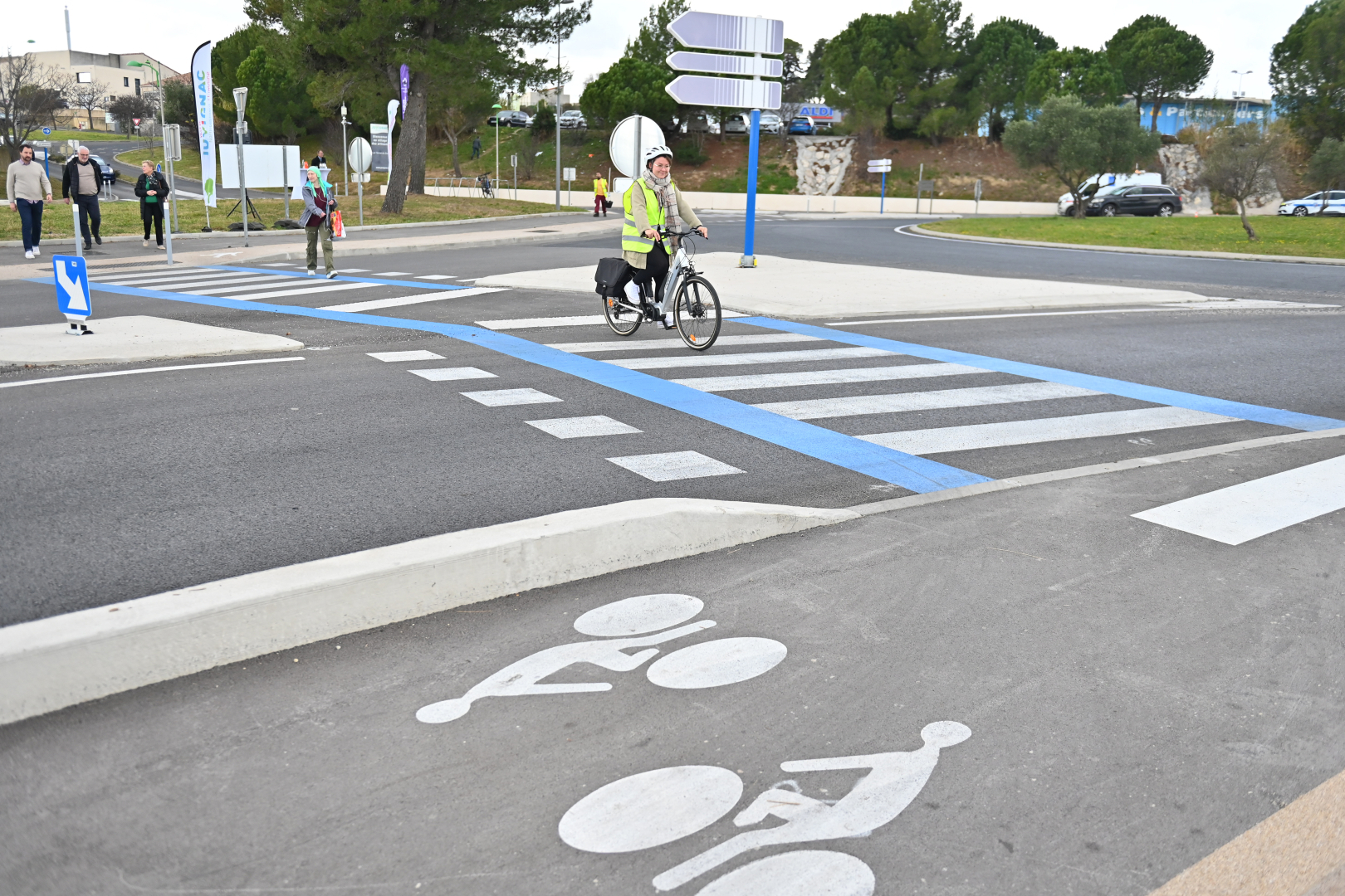 Entre les giratoires Geneviève De Gaulle-Anthonioz et Jean Monnet, une piste cyclable  bi-directionnelle sécurise les cyclictes