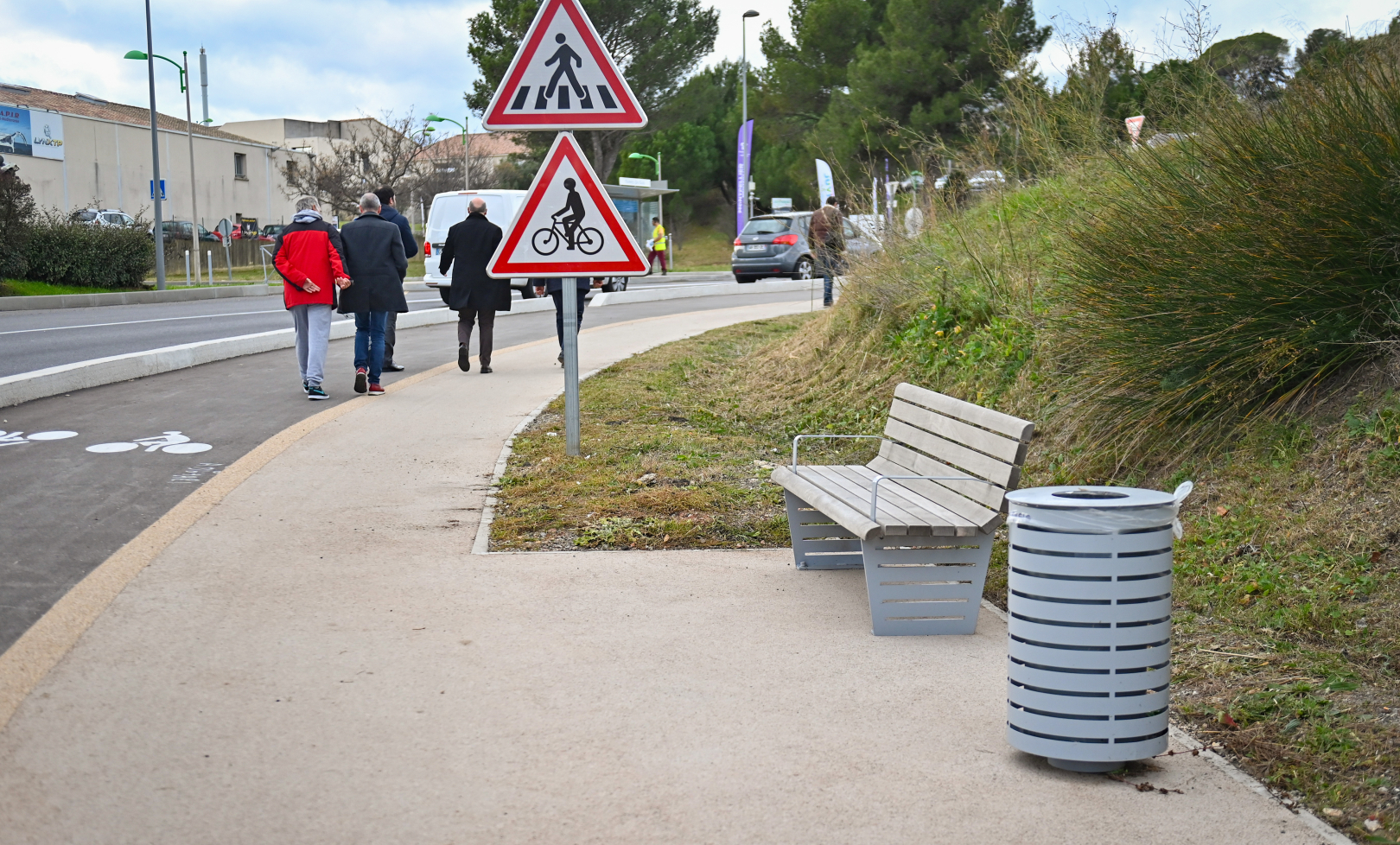 Dan bancs sont installés le long de la piste pour favoriser les rencontres