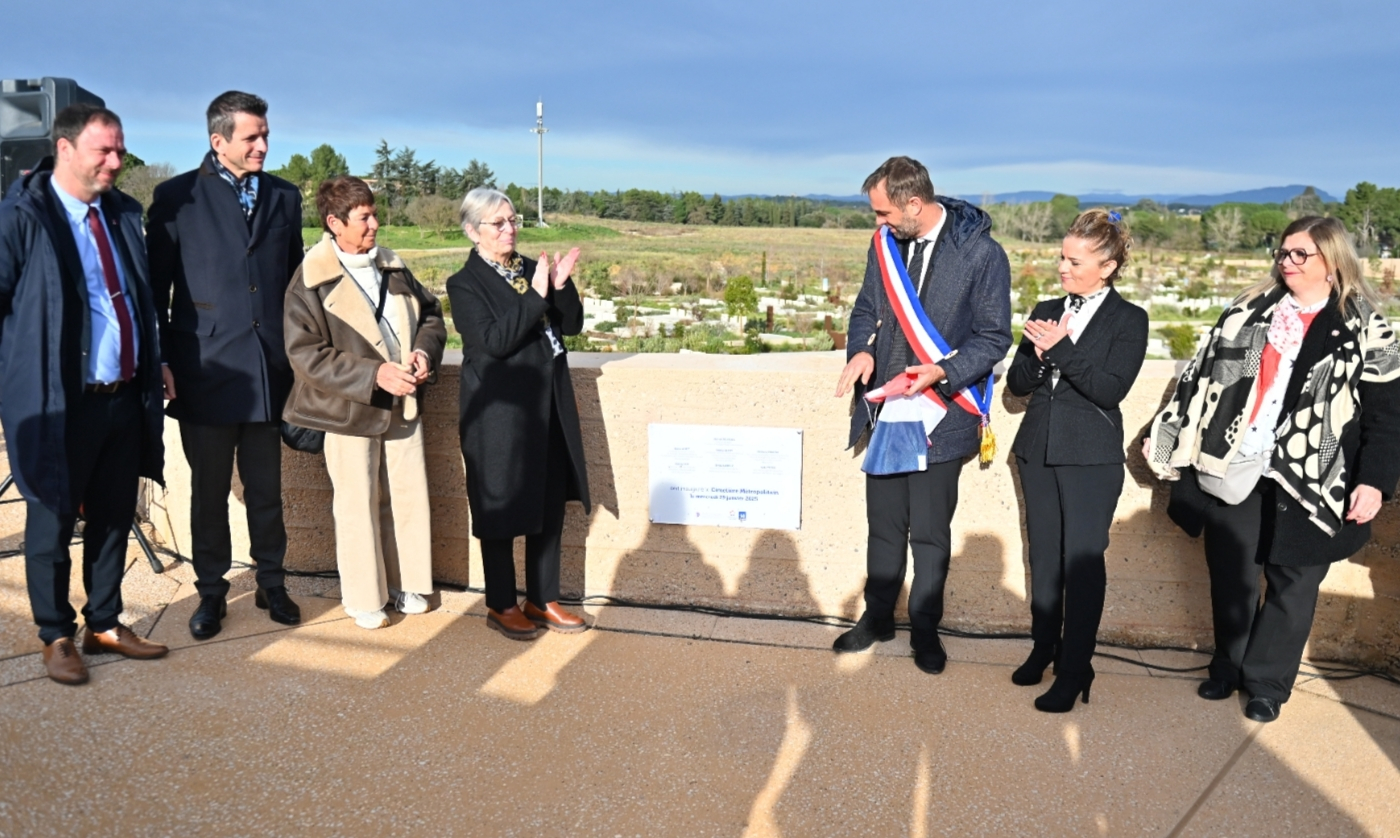 Dévoilement de la plaque lors de l’inauguration de l’extension du cimetière intercommunal, le 29 janvier 2025