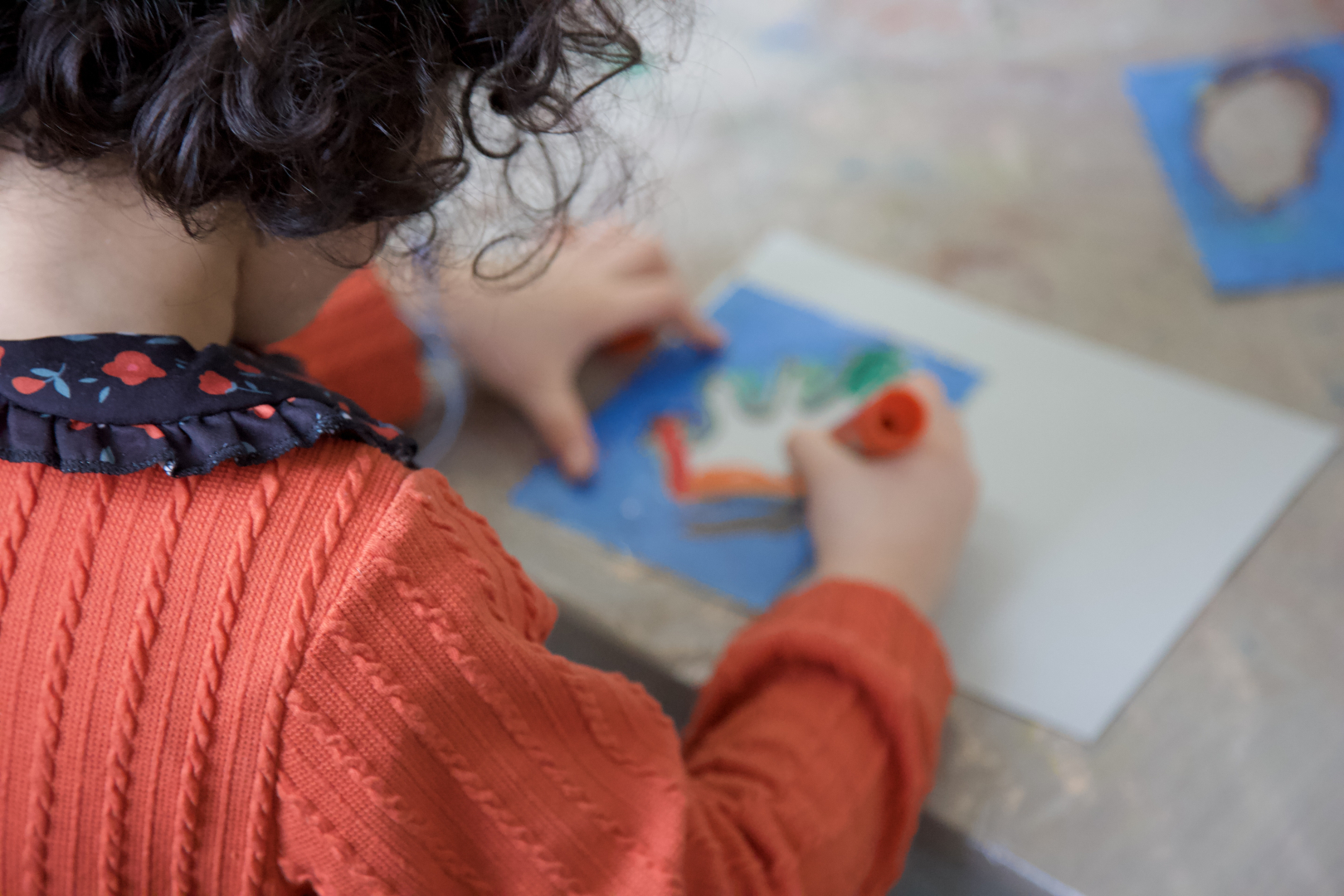 enfant qui dessine