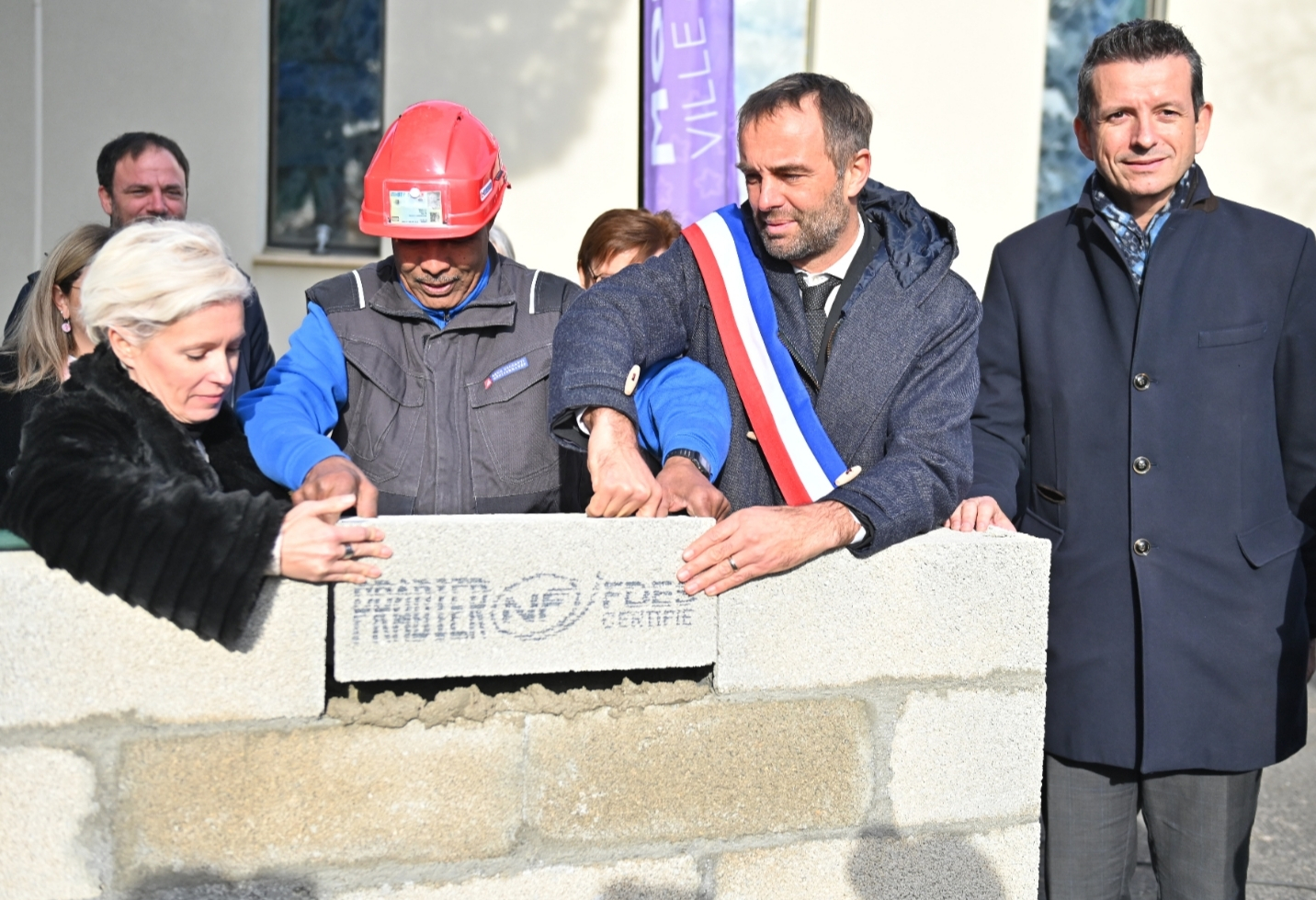 Pose de la première pierre de l'extension du complexe funéraire de Grammont