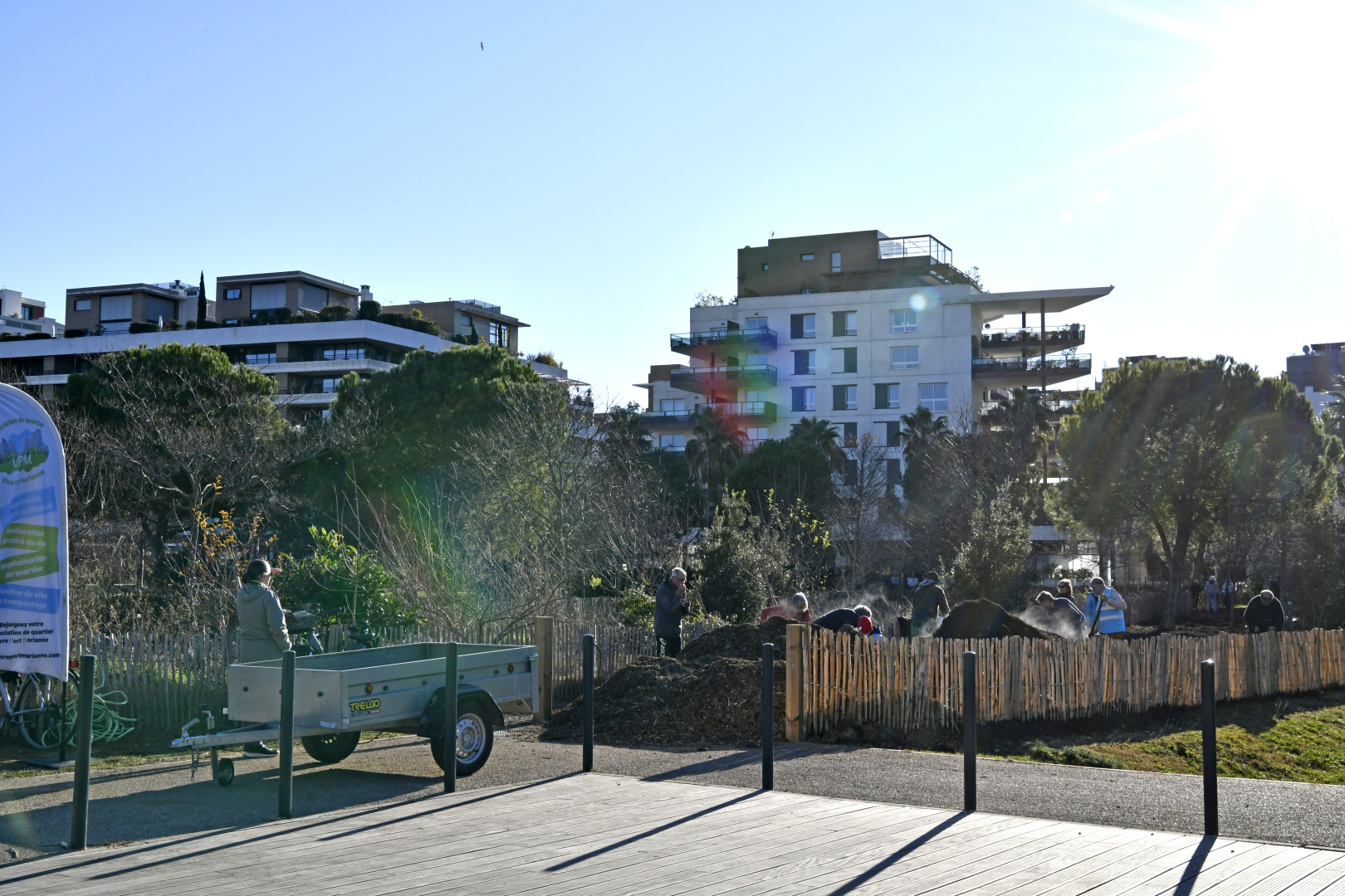 Le jardin partagé se situe entre le bassin Jacques Coeur et les rives du Lez, collé au bosquet fruitier et non loin du site de compost du quartier Port Marianne