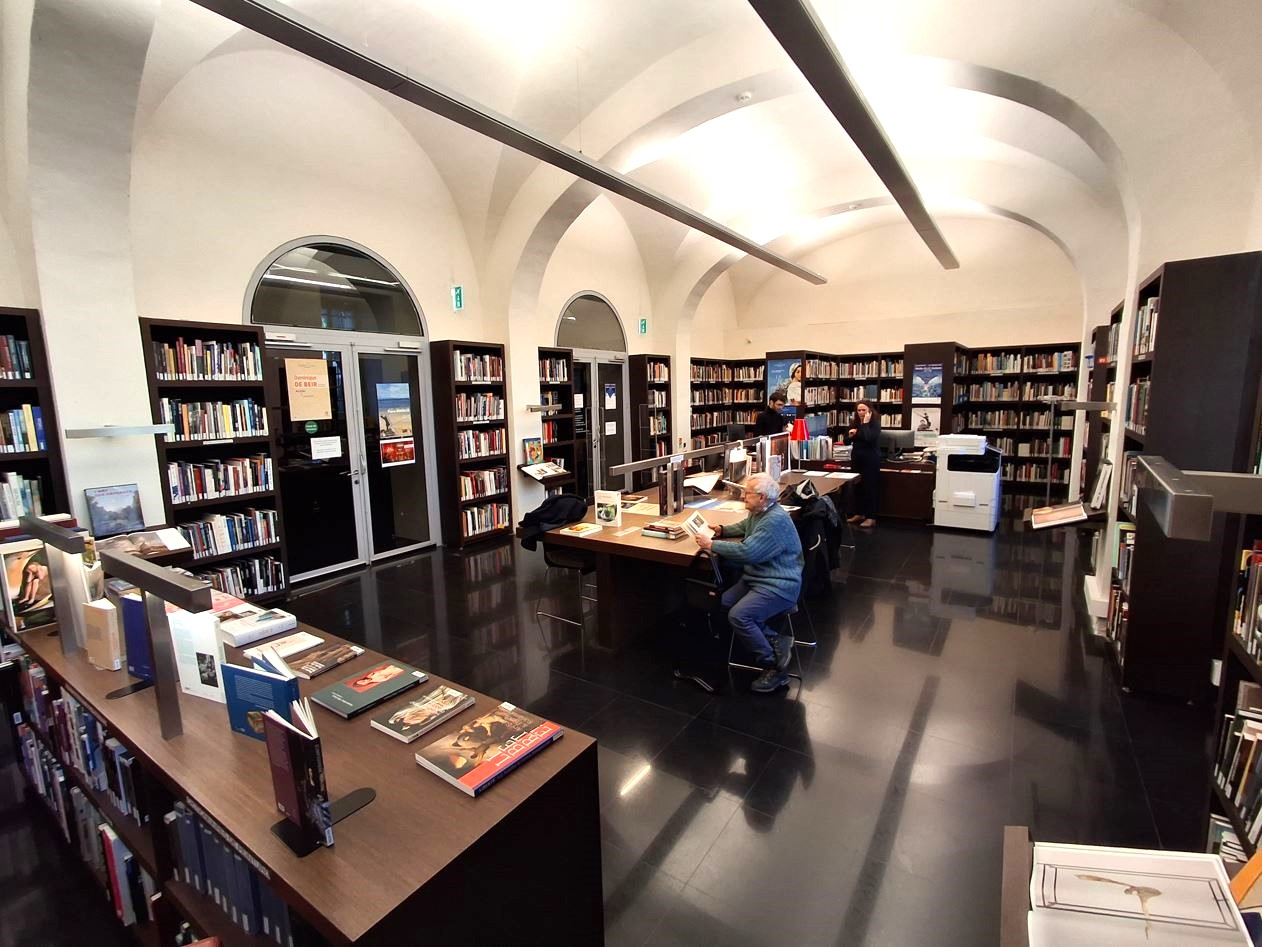 Vue grande salle de la Bibliothèque Jean Claparède