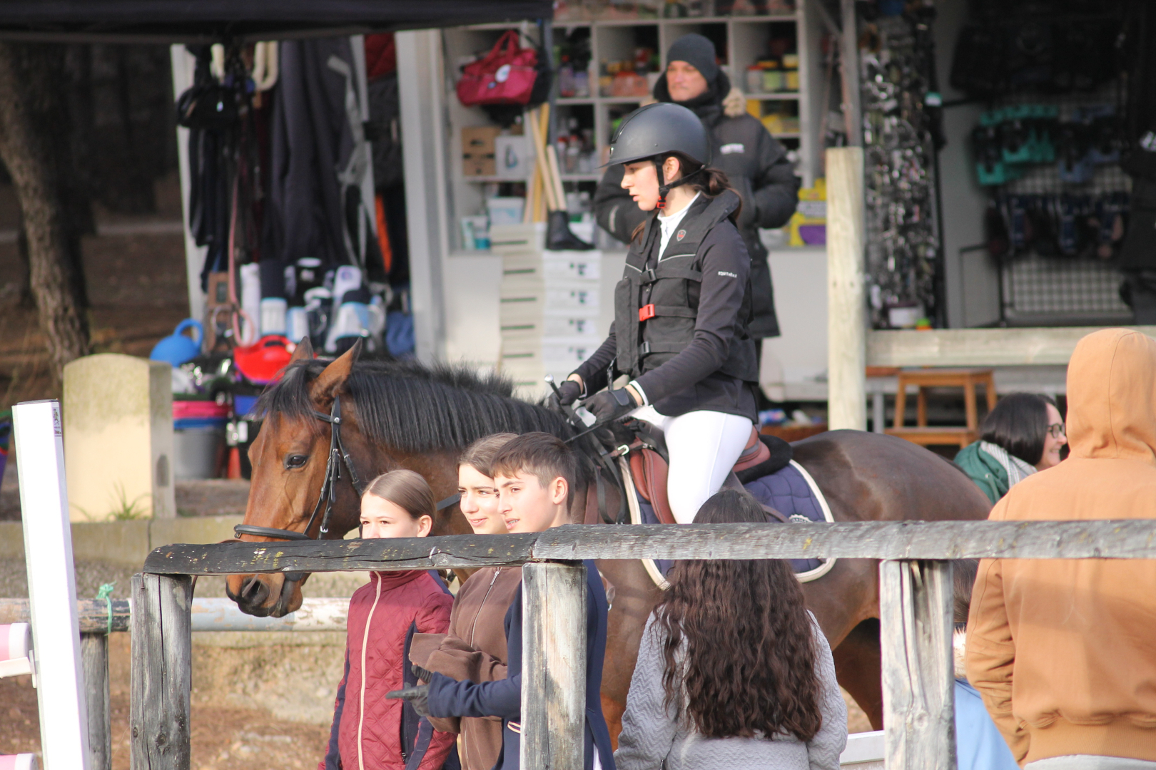 Vue de cavalier sur son cheval attendant de rentrer dans la carrière