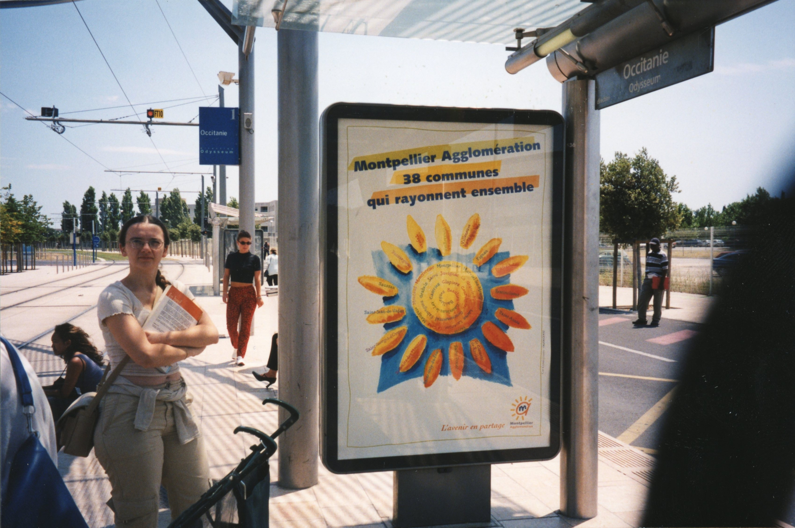 campagne affichage "l'avenir en partage" en 2002 arrêt de tramway Occitanie