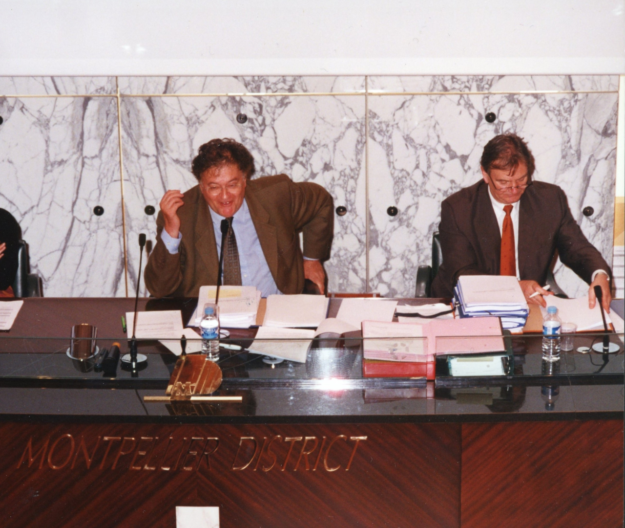 Jacques Vallet (à droite), à la tribune aux côtés de Georges Frêche, lors de la réunion des maires du District en 2001