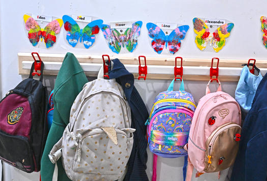 cartables enfants dans un couloir
