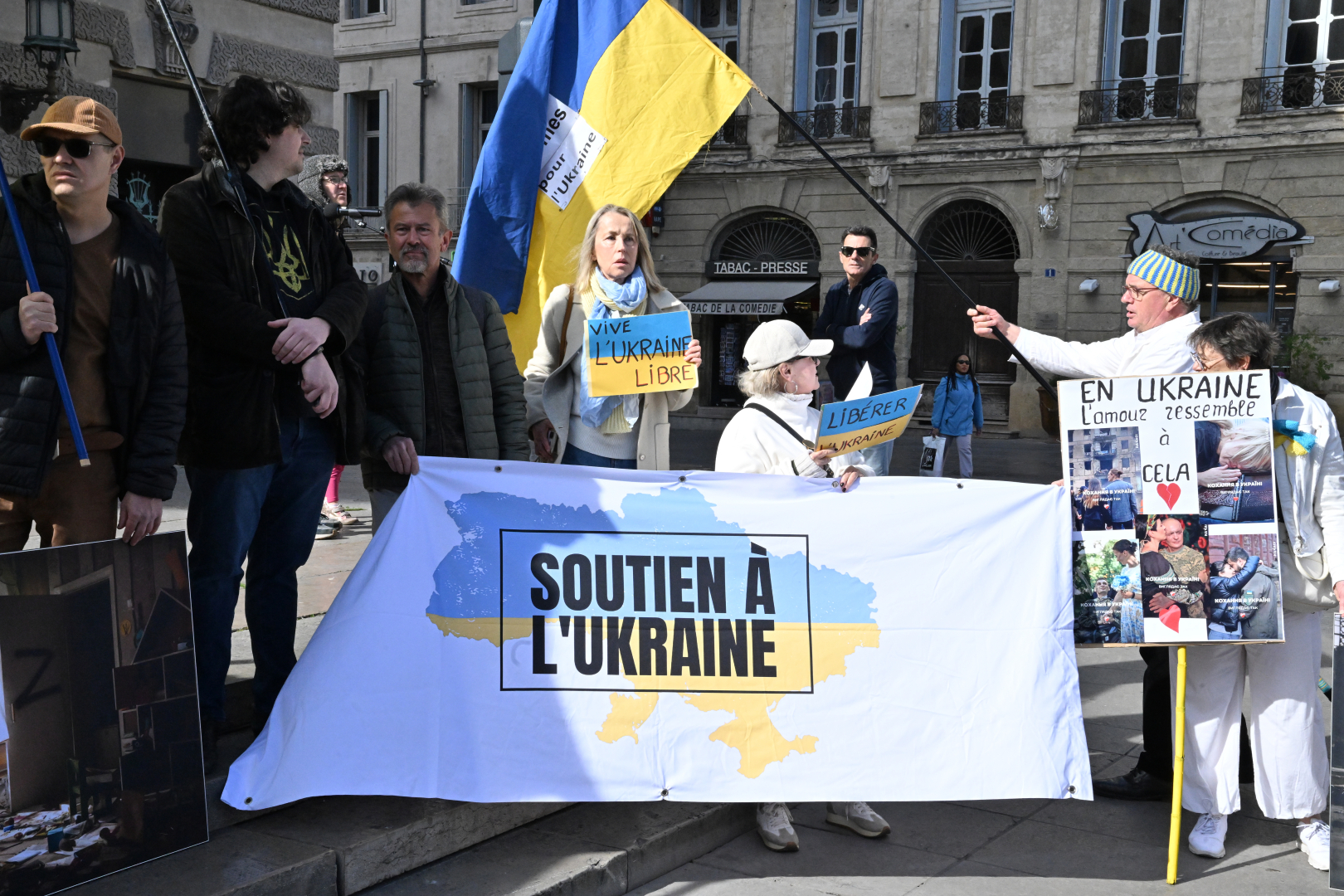 militants rassemblement drapeaux Ukraine février 2024 Opéra Comédie 