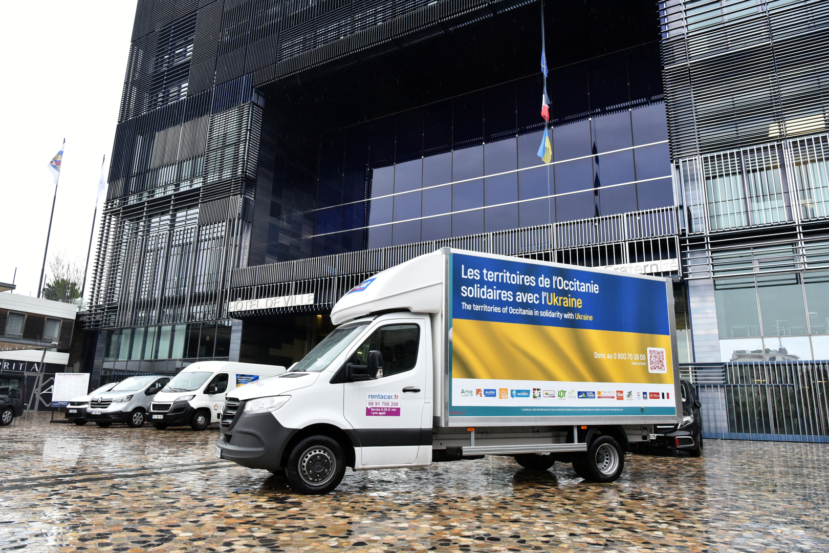 camions d'aide humanitaire pour l'Ukraine devant l'Hôtel de Ville 