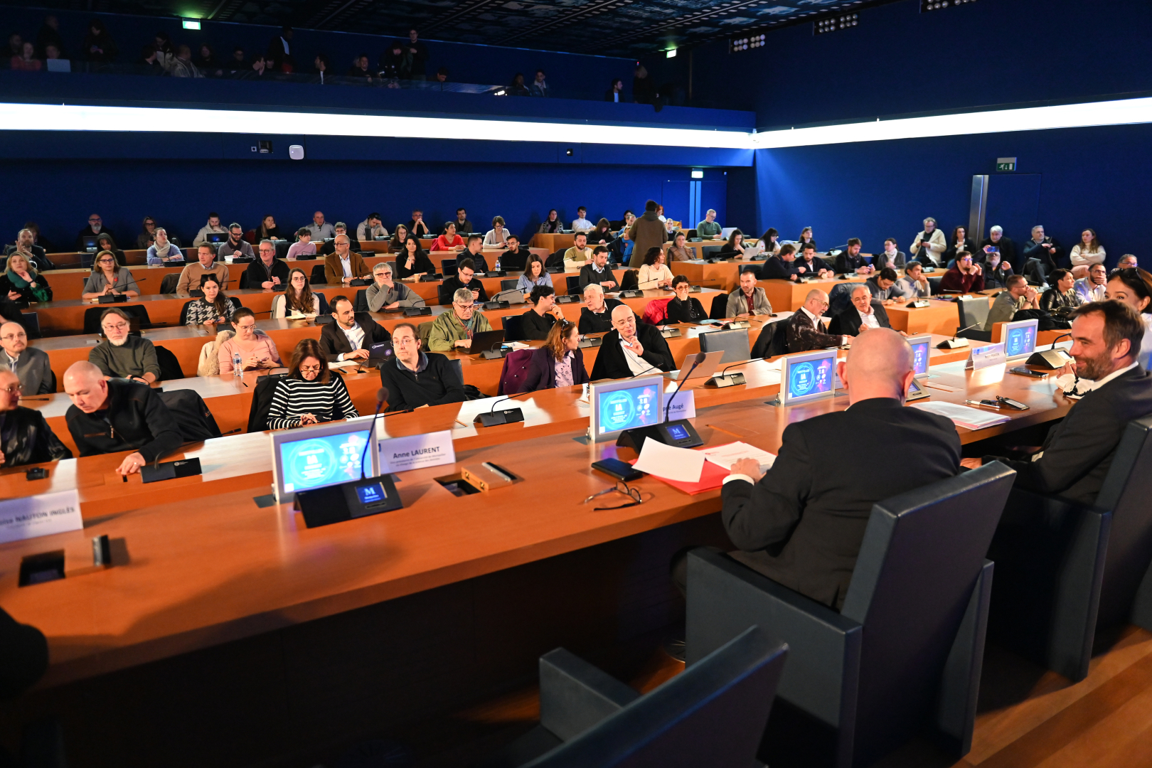 salle du conseil municipal participants élus IA 