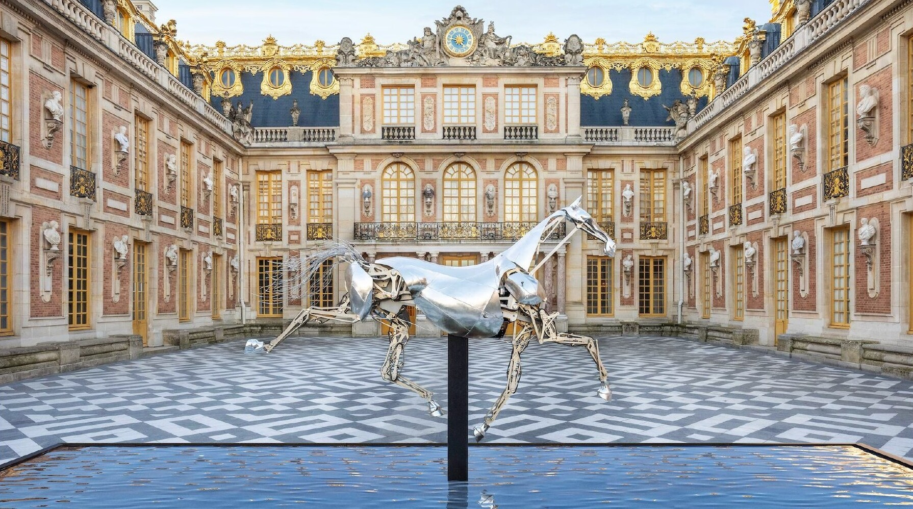 Zeus cheval métallique dans la cour royale du château de Versailles