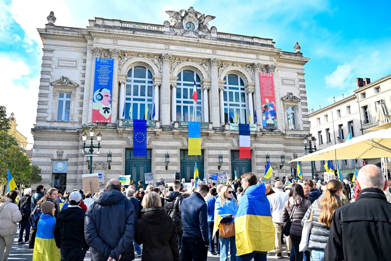 Opéra Comédie couleurs Ukraine 2024 manifestants drapeaux 