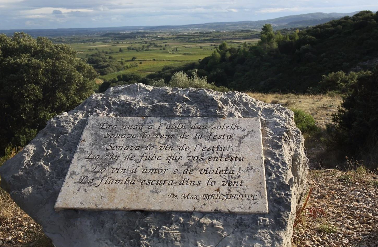 Photo du sentier des poètes face au paysage de St Saturnin de Lucian