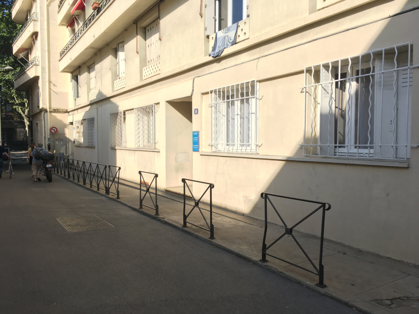 avant rue sans plantes 
