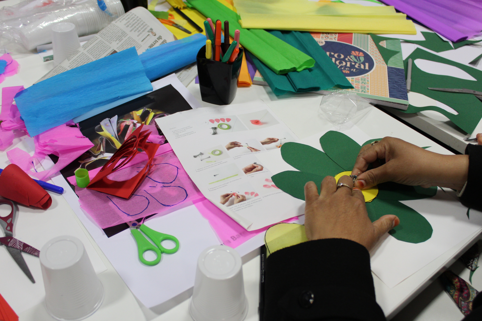 papiers ciseaux couleurs découpage mains 