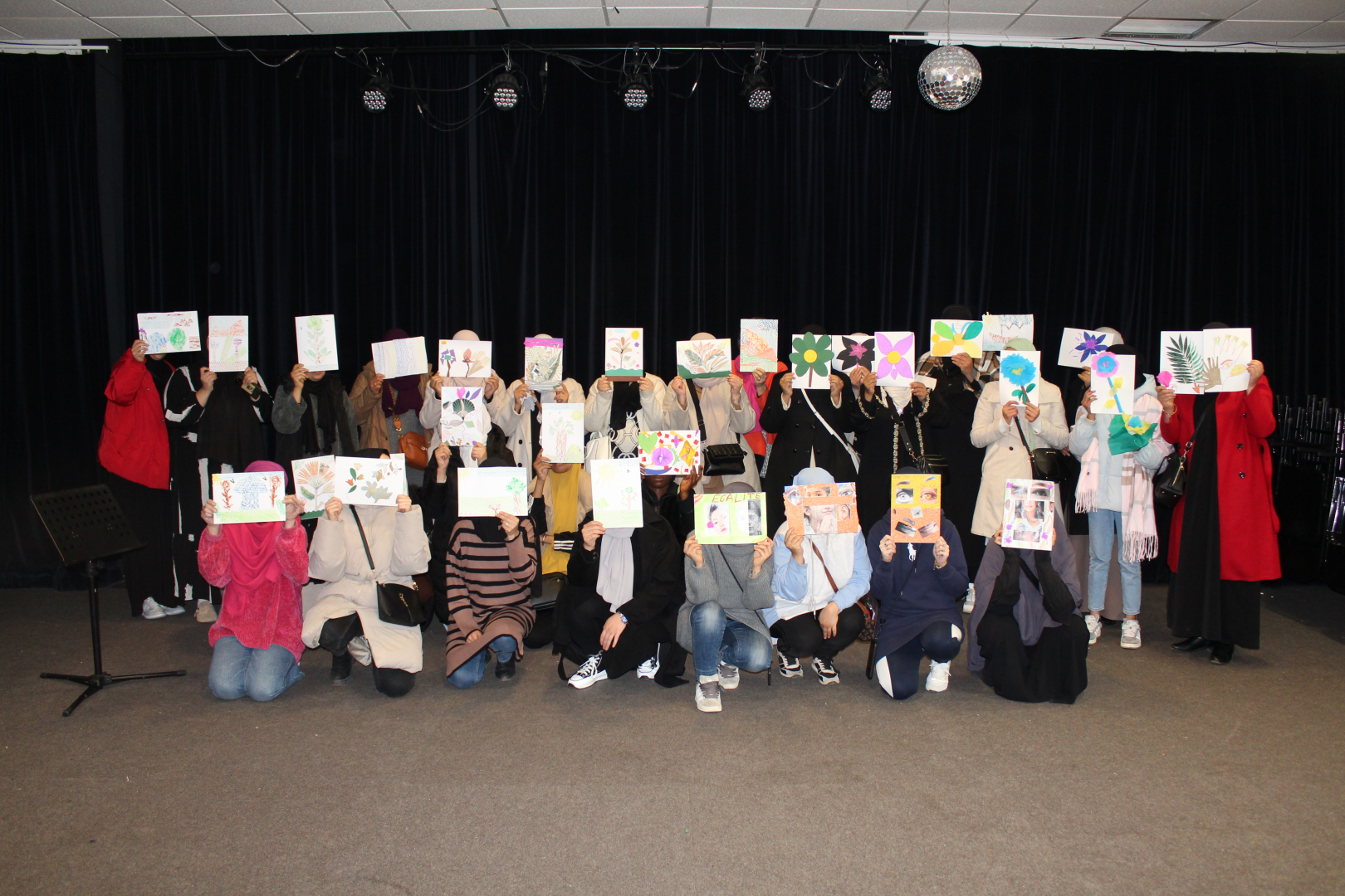 Photo de groupe avec oeuvres 