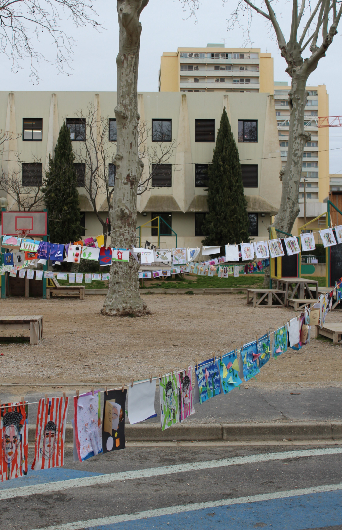 oeuvres papier étendues en plein air devant l'espace Gisèle Halimi 