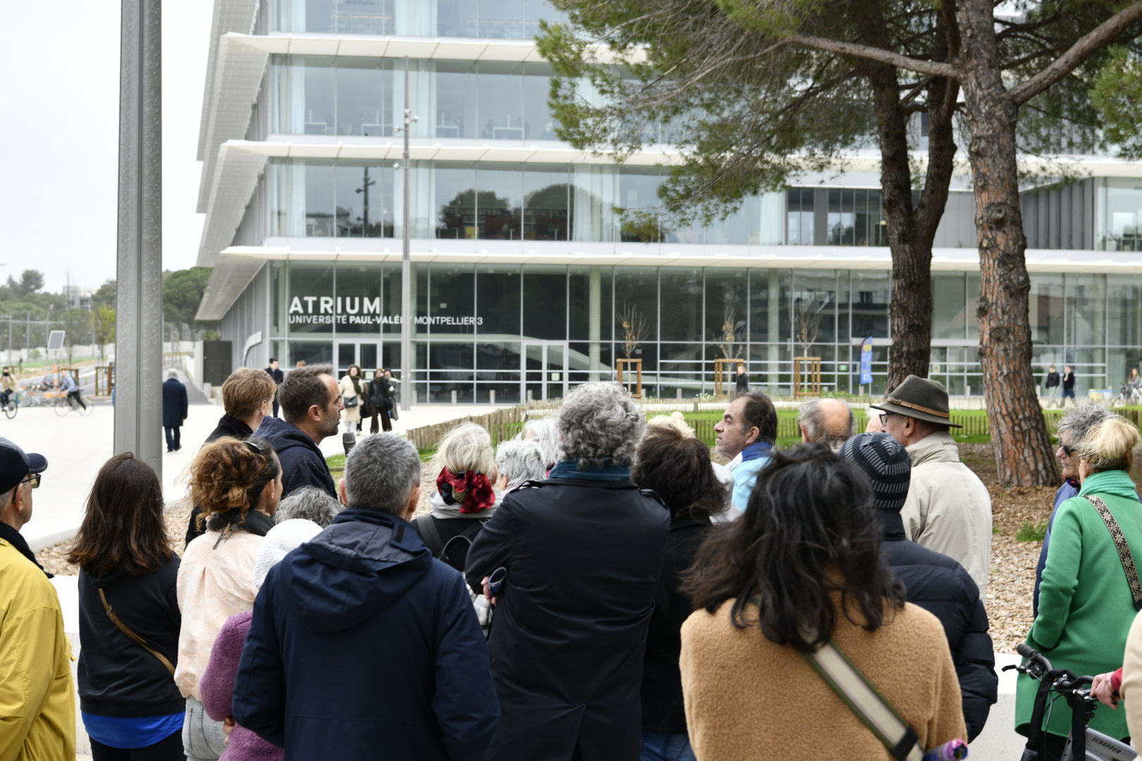 Devant l'Atrium, place Marc Bloch, Michaël Delafosse a rappelé tous les travaux réalisés à l'université Paul Valéry : place réaménagée, végétalisation, ligne 5, pistes cyclables... 