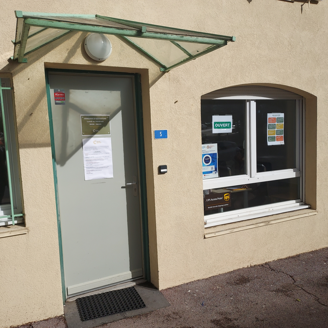 local du comptoir de services aux habitants porte fenetre rdc