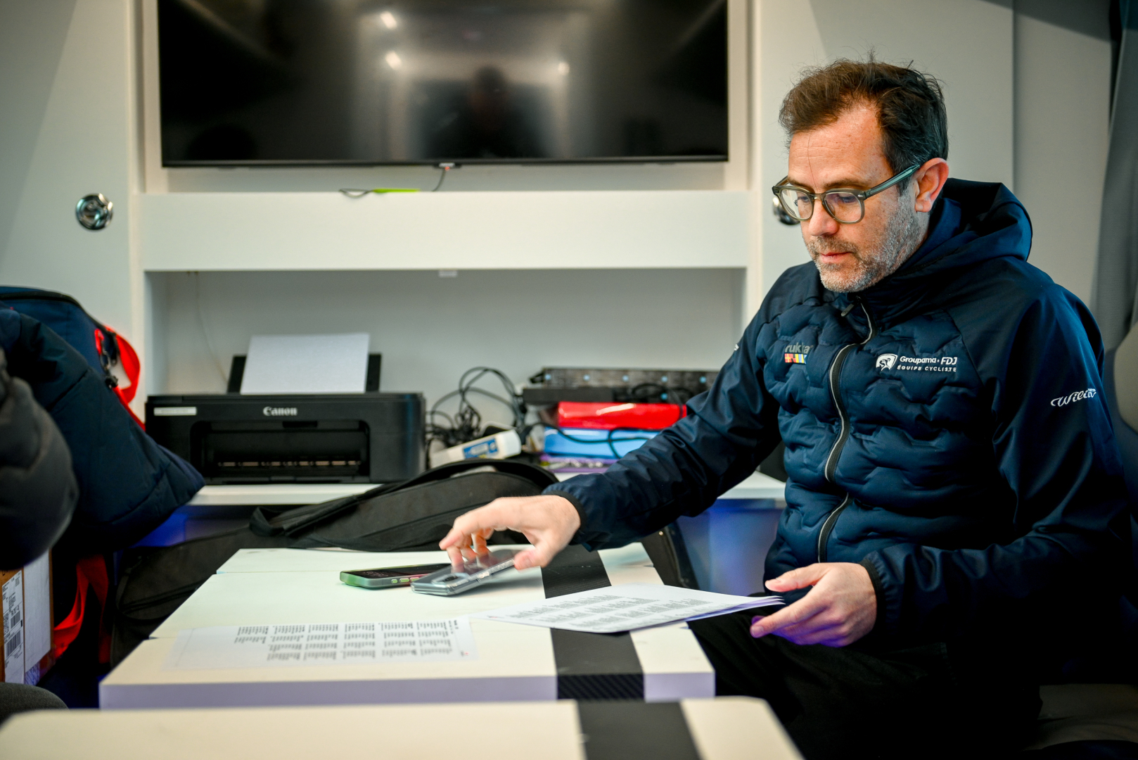 Préparation de courses dans le car de l'équipe cycliste Groupama - FDJ