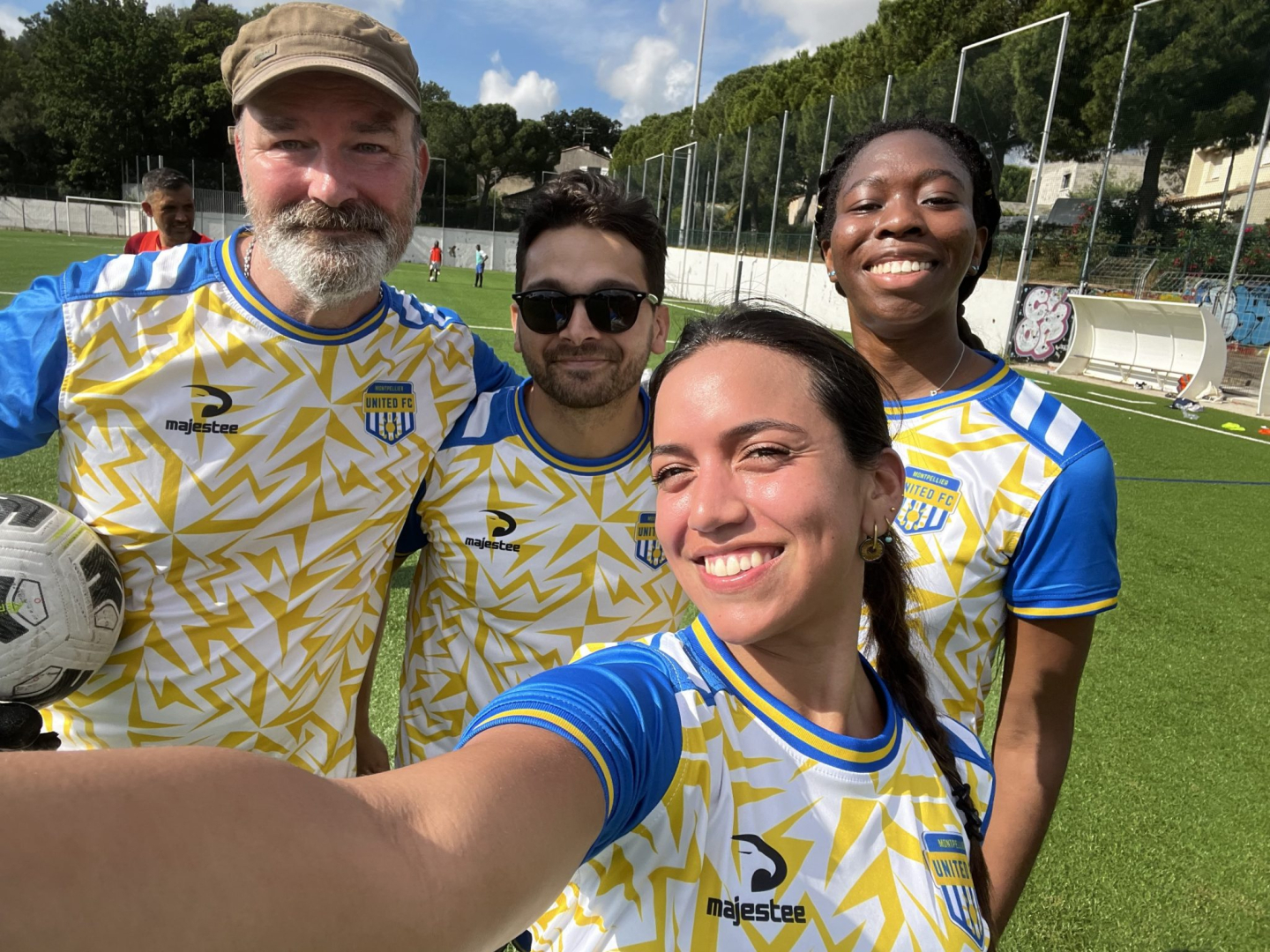 joueuse et joueurs du Montpellier United FC ballon terrain 