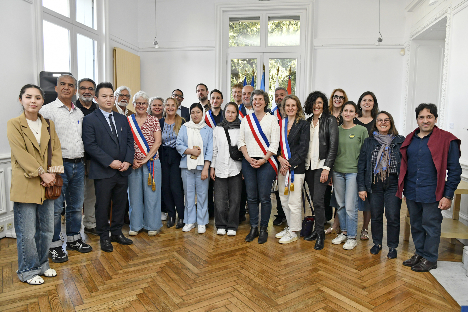 photo de groupe avec étudiantes afghanes élus responsables associatifs