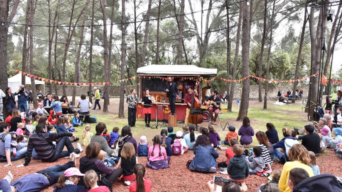enfants devant un spectacle 