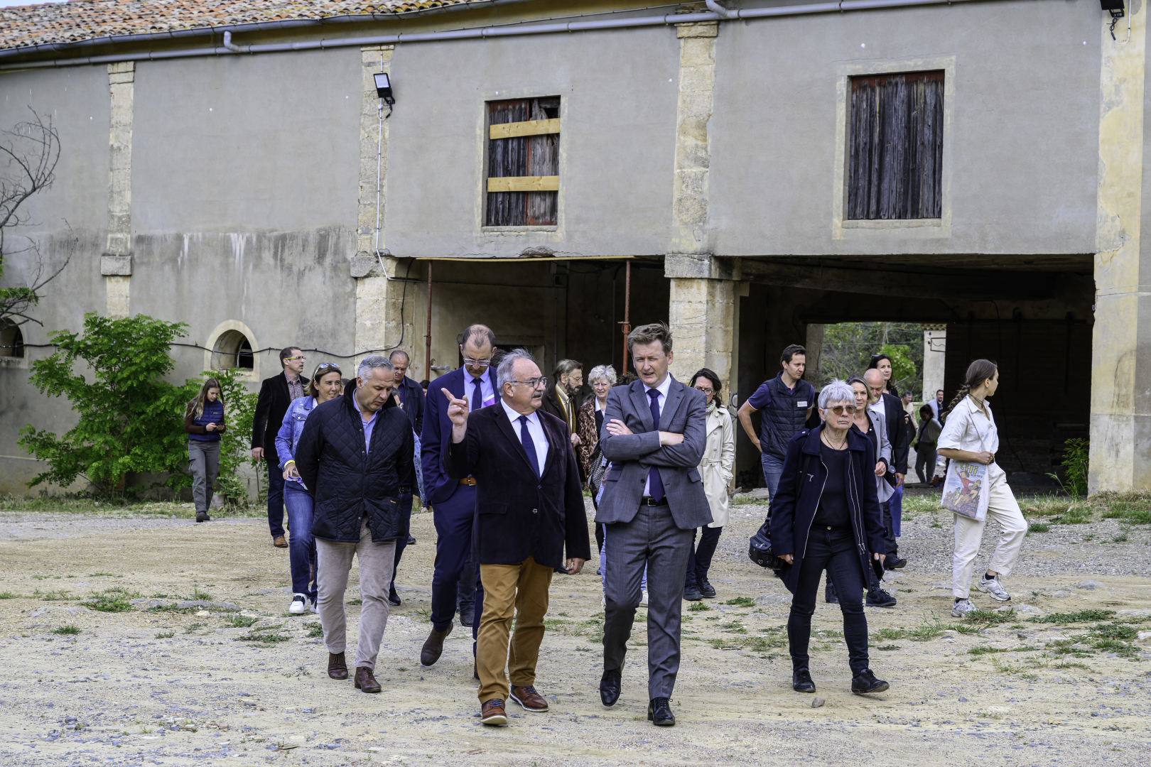 cour du domaine visite officielle avec le maire, le préfet, élus...