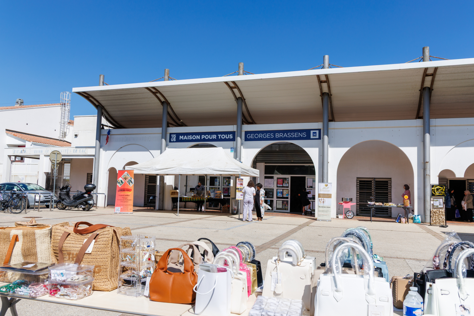 parvis maison pour tous stands sacs 