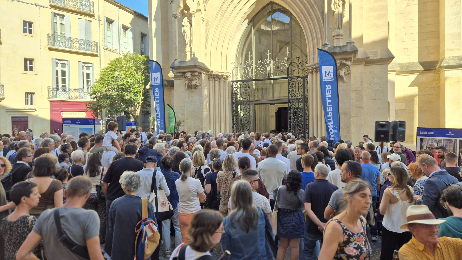 la foule entrant dans l'édifice