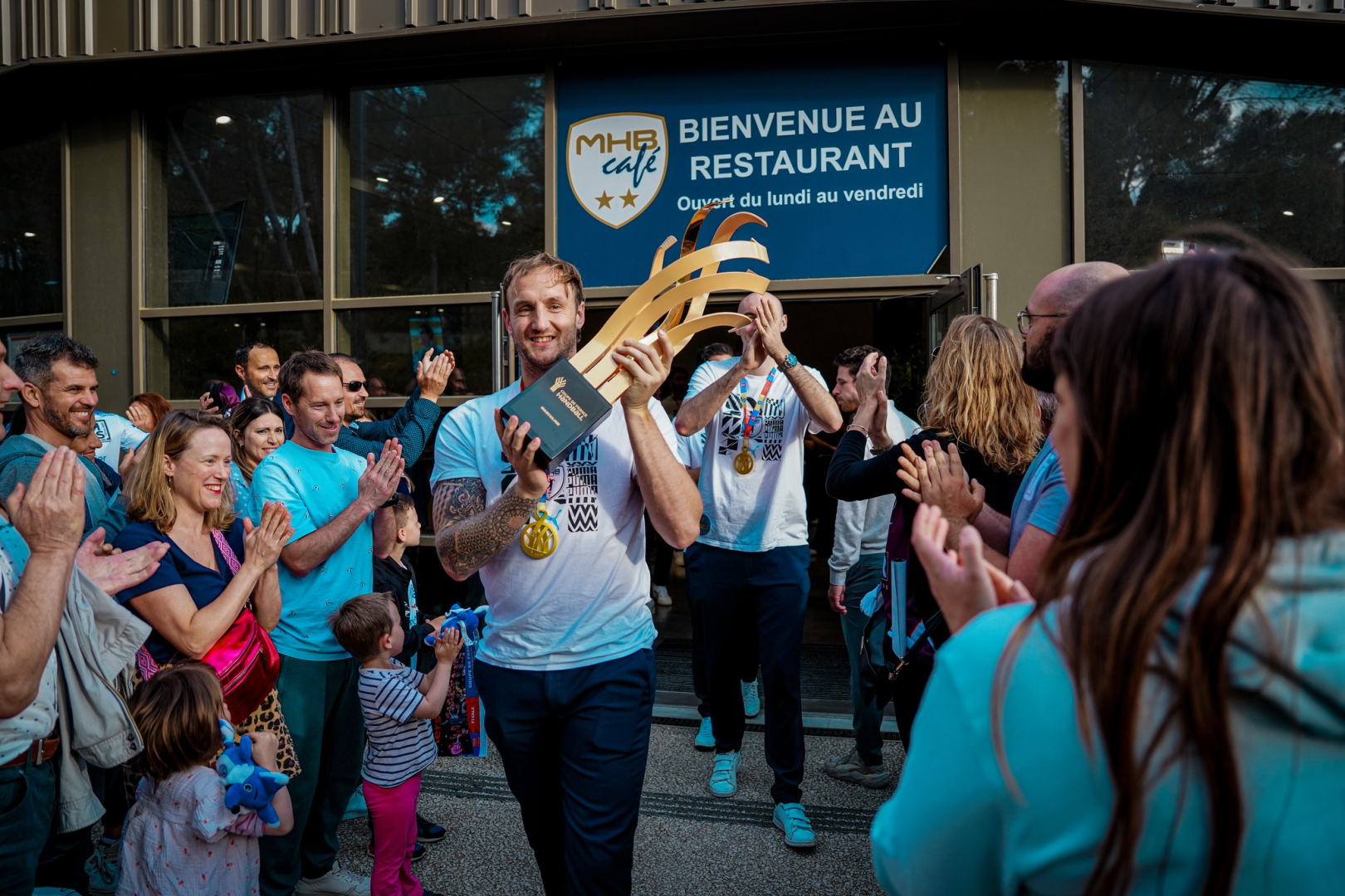 Valentin Porte a présenté le trophée sur la place de la Comédie et au FDI Stadium