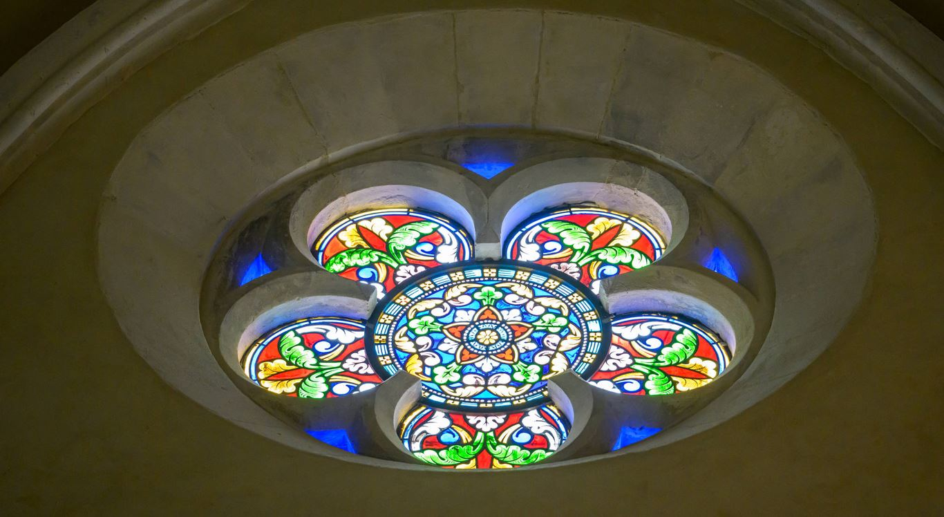 Détail de vitraux du plafond au Carré Sainte-Anne