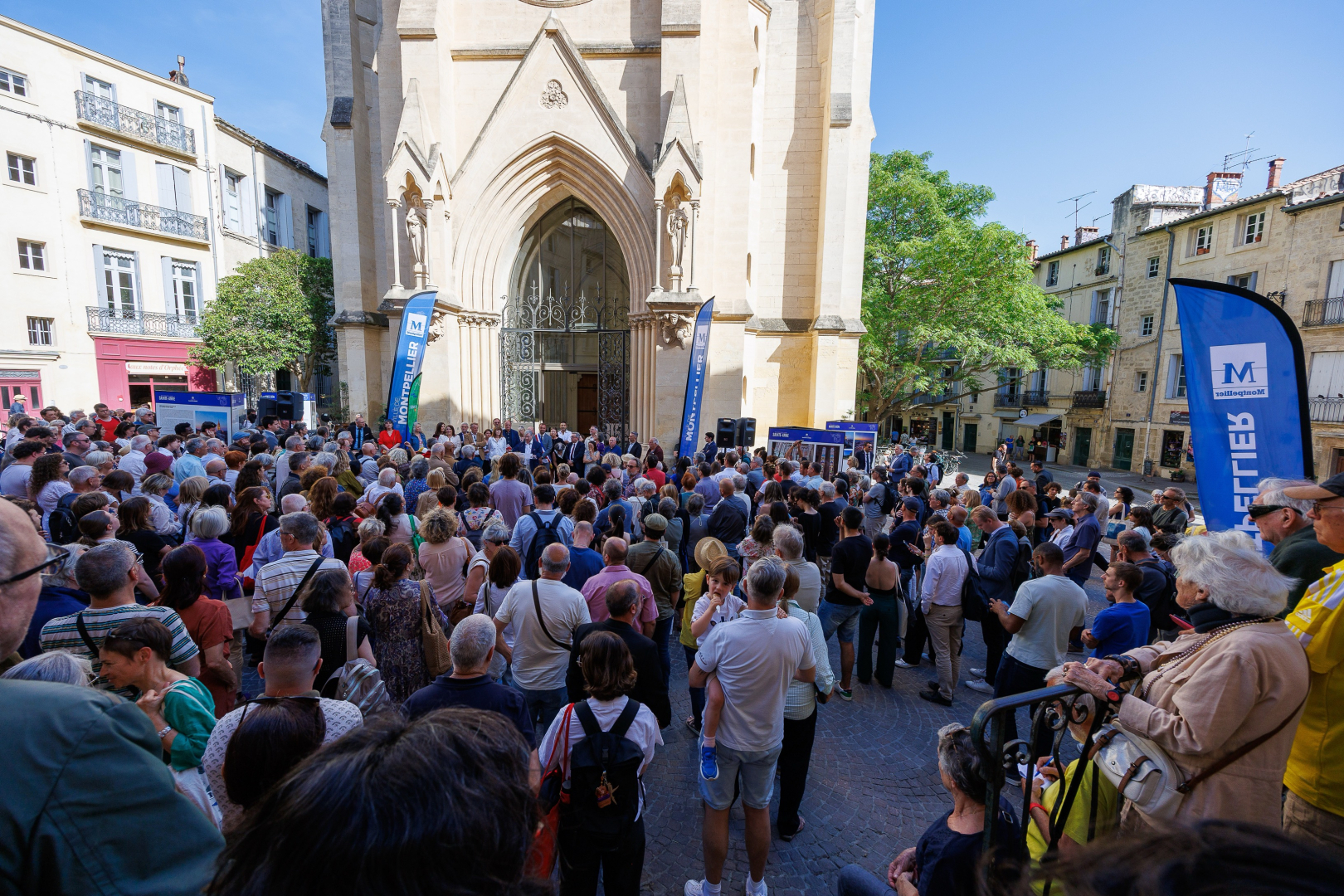 La foule attendant l'ouverture des portes