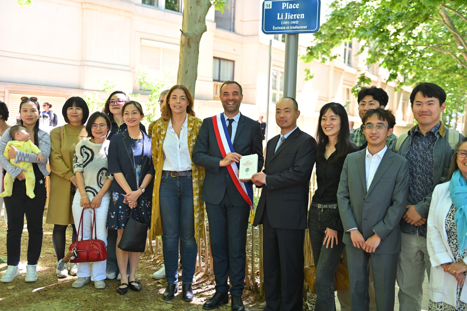 Michaël Delafosse aux côtés notamment de Dong Guangli, consul général de Chine à Marseille présentent le livre de Li Jieren