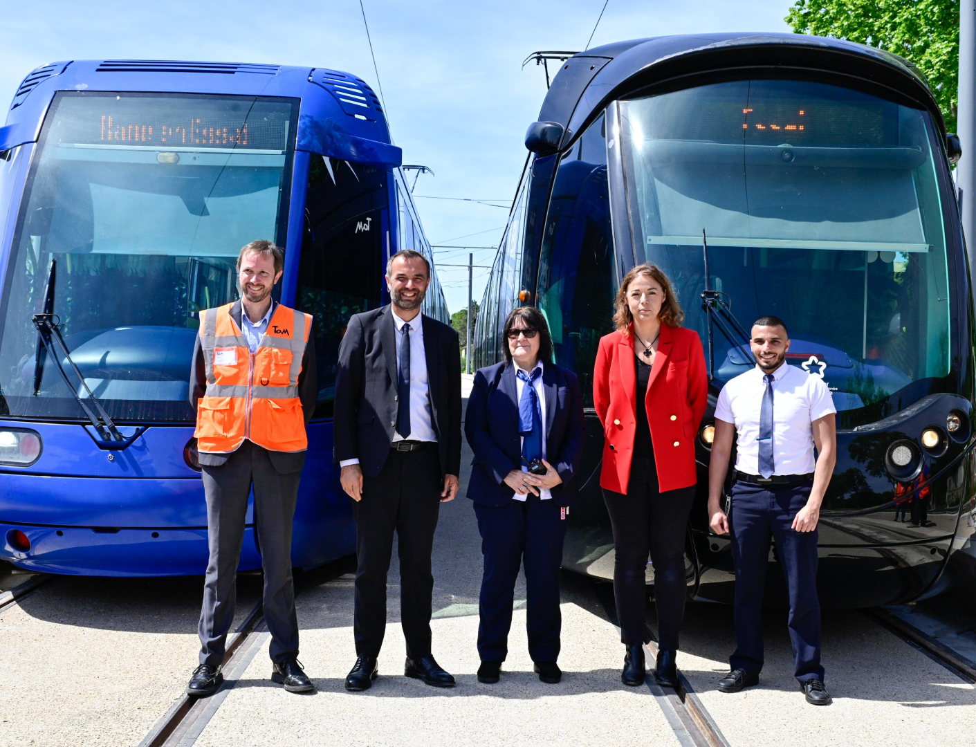 Sylvia Miralles lors des essais dynamiques sur la ligne 5 en présence de Loïc Messner, directeur général de TaM, Michaël Delafosse, Julie Frêche et XXXX, un de ses collègues