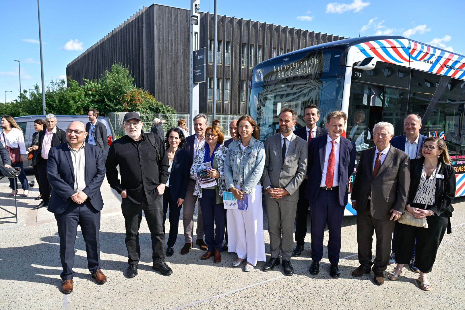 Les élus devant le Bustram