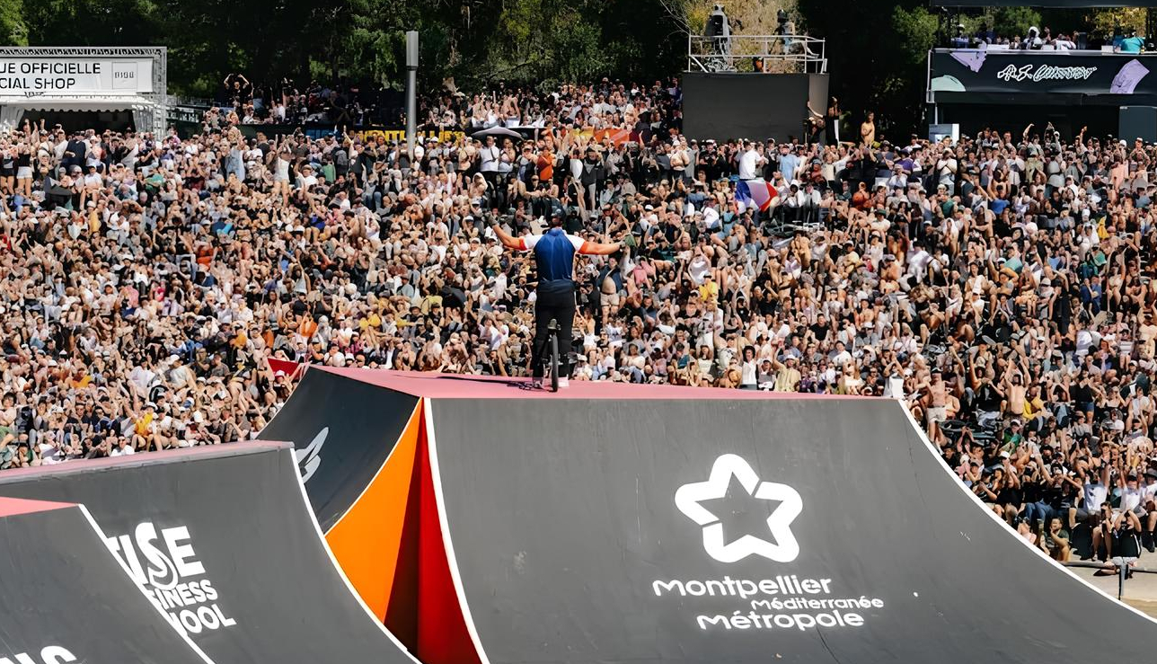 Un rider devant la foule  