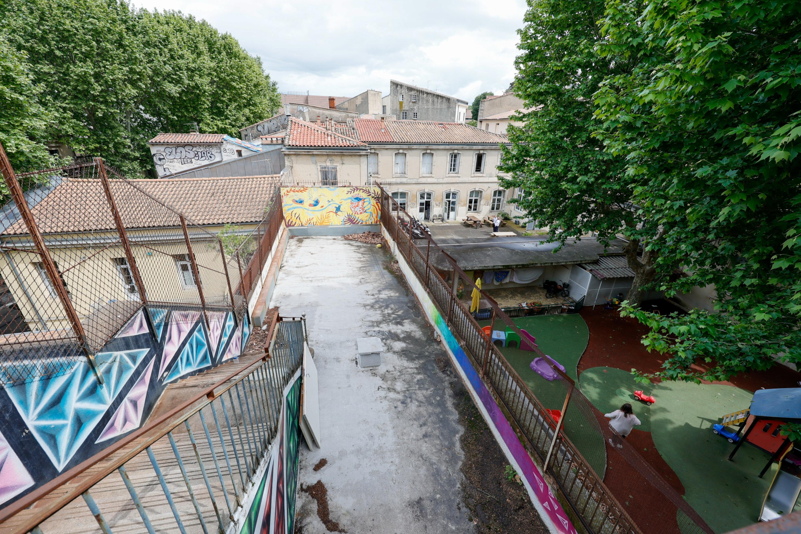 terrasse interieure au premier étage côté cour arbres 
