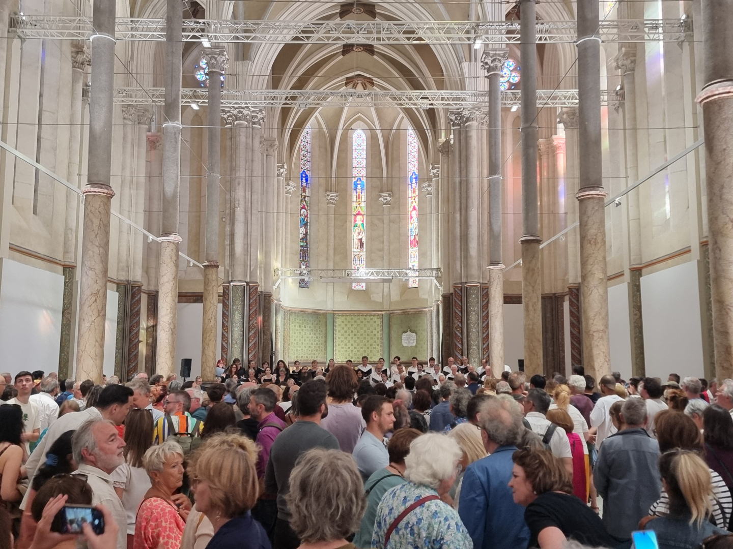 l'intérieur de l'église avec le public