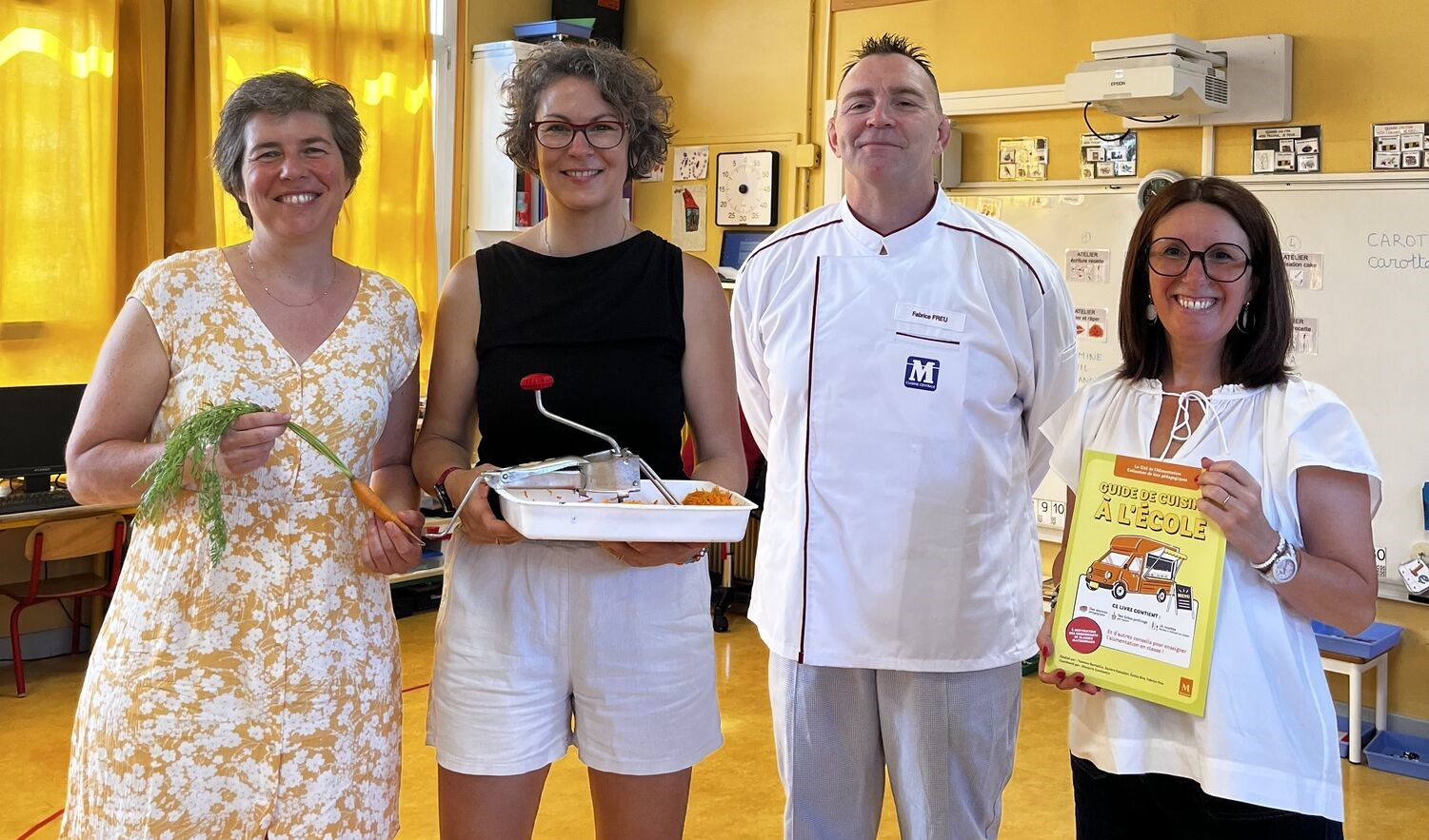 Marie Massart et Yasmine Bantahila sont aux côté de Fabrice Freu (Cuisine centrale) et Marjorie Constantin