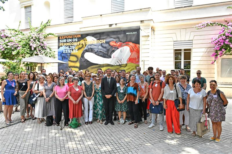 Photo de famille devant le MoCo
