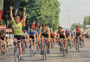 Sprint sur les Champs Elysée ligne d'arrivée coureurs maillot vert arbres Tour de France 1981