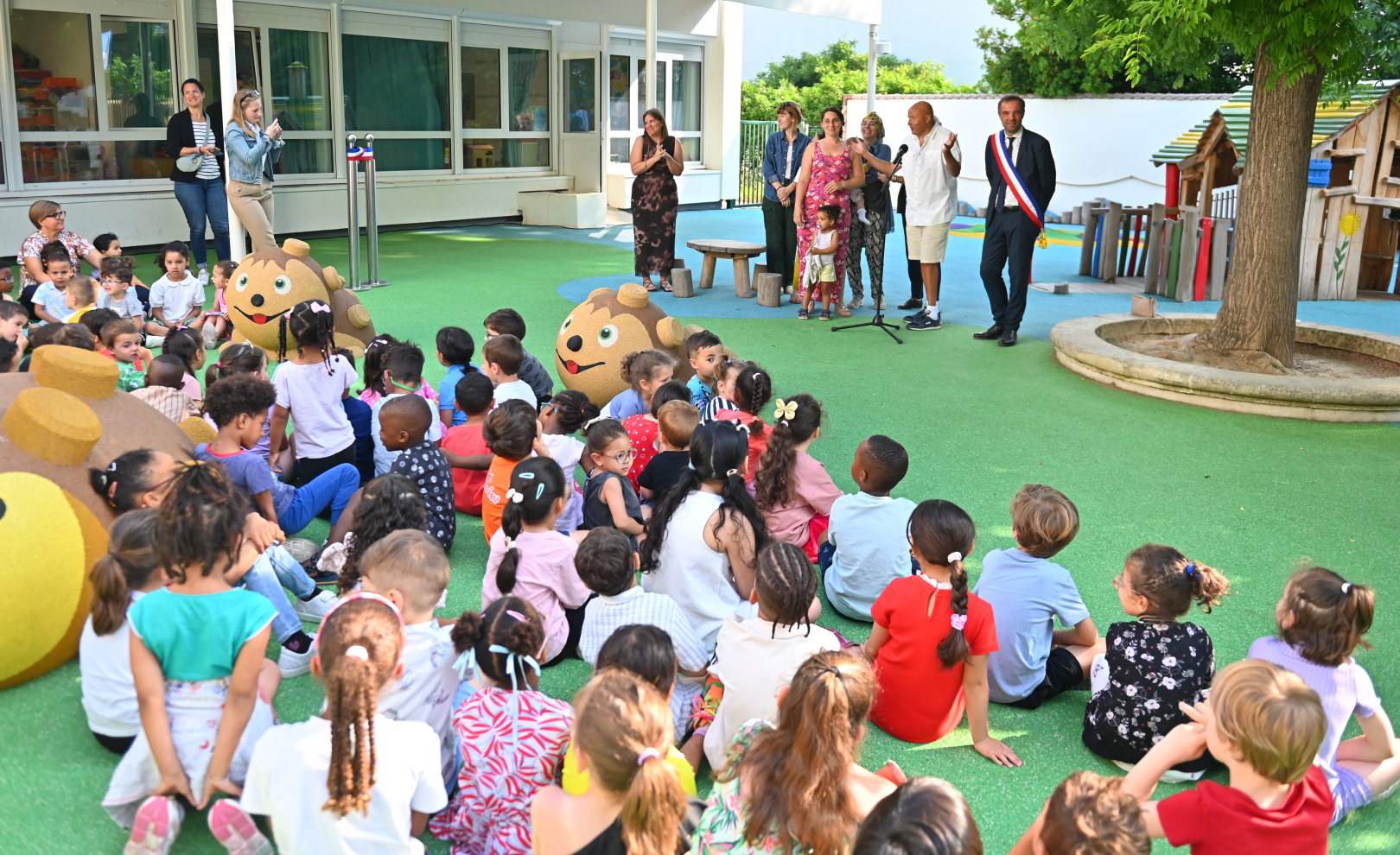 les petits écoliers assis dans la cour
