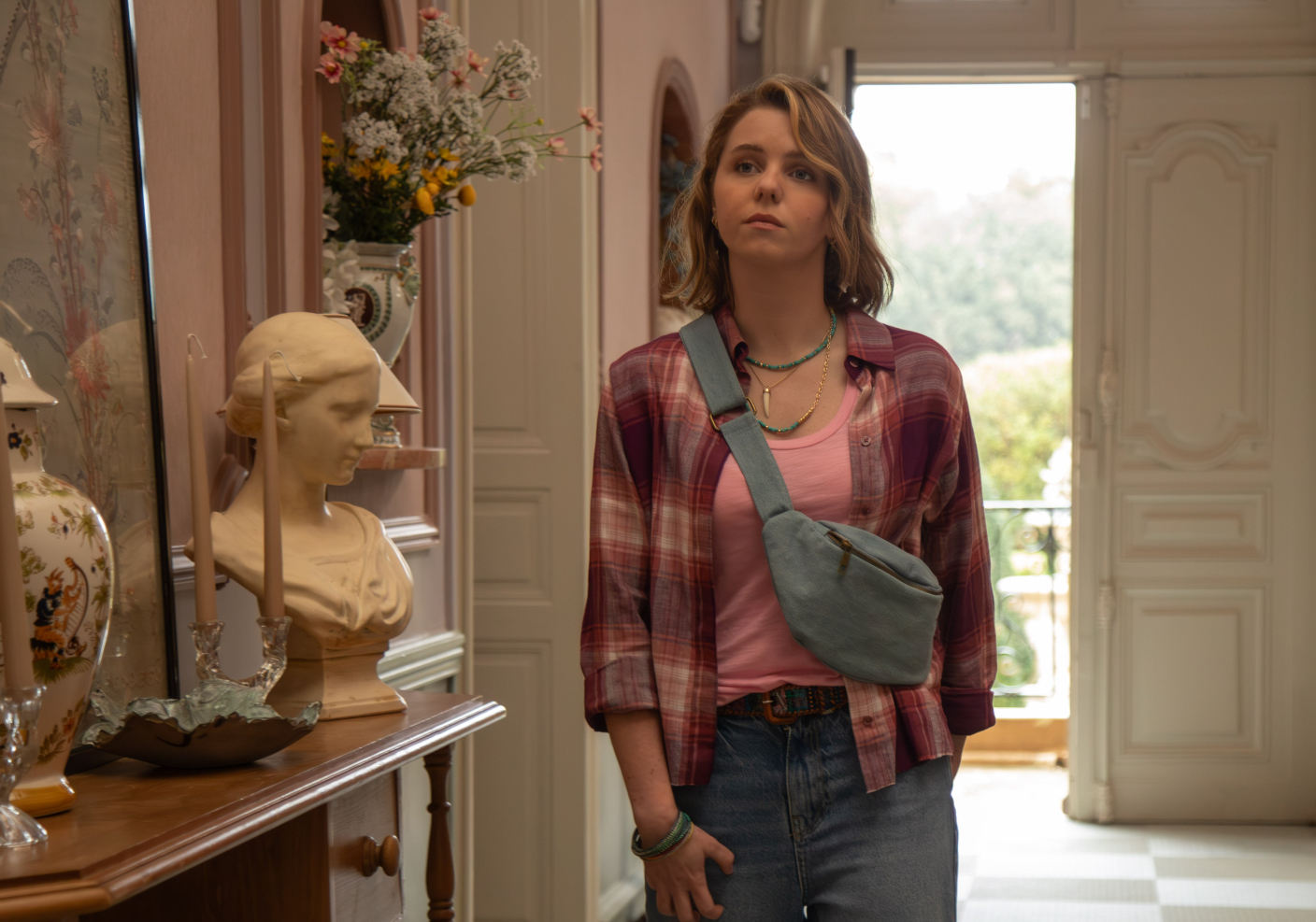 Image extraite de la série Nouveau Jour avec Marion Aymé qui incarne Théa, employée de l'hôtel familial