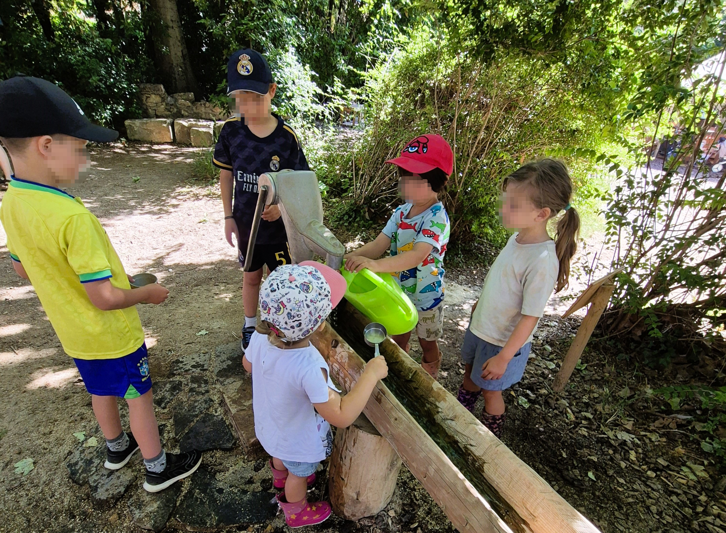 les enfants qui jouent avec l'eau 