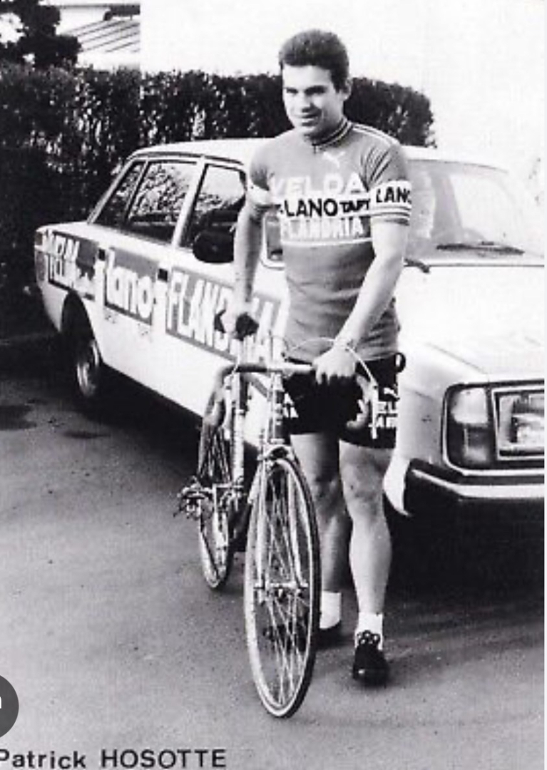 photo noir et blanc Patrick Hosotte avec son vélo devant la voiture de son équipe Flandria en 1978